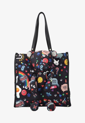 Sort taske med lange håndtag med en 3D-teddybjørn og farverige popkunst-mønstre, herunder regnbuer, emojis og tekstbobler.