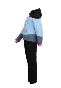 Veste à capuche de couleur bleu clair avec des accents gris foncé et rose, fabriquée dans un matériau imperméable ; associée à un pantalon noir avec des fermetures éclair aux chevilles.