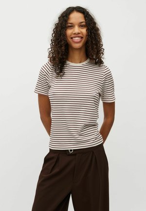 Striped t-shirt in beige and brown, short sleeves, crew neck, slim fit. Paired with brown trousers, featuring a pleated design.