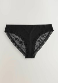 Zwarte slipjes met een gladde stoffen voorkant en decoratieve kanten zijkanten met bloemmotieven, geschulpte randen en een zachte textuur.