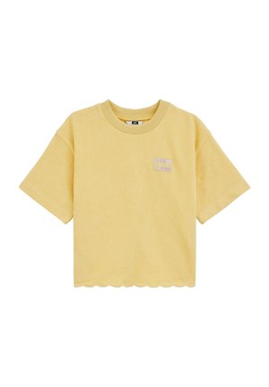 Haut court en tricot à manches courtes jaunes avec encolure ras-du-cou côtelée, ourlet festonné, et petit écusson avec un motif de citron sur le côté gauche devant.