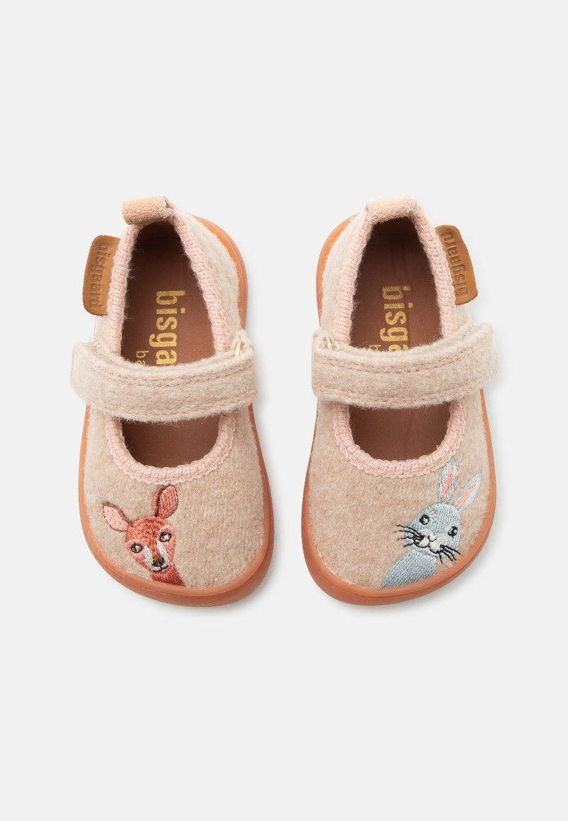 Chaussures beige clair pour tout-petits avec bandes Velcro, avec un cerf brodé sur la chaussure gauche et un lapin sur la droite, semelles marron.