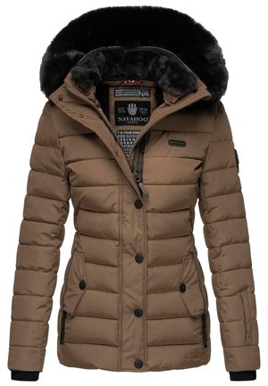 Veste matelassée marron avec capuche doublée en fourrure, fermeture éclair et boutons, deux poches latérales et poignets côtelés pour chaleur et confort.