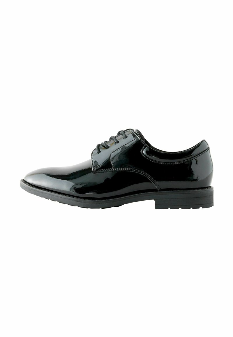 Chaussure oxford en cuir noir avec une finition brillante, design à lacets, bout rond et semelle en caoutchouc basse avec un motif de chaussage.