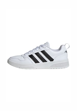 Biały sneaker Adidas z czarnymi paskami, sznurowany, z wyściełanym kołnierzem i teksturowaną podeszwą, pokazany w profilu bocznym, zwrócony w lewo.