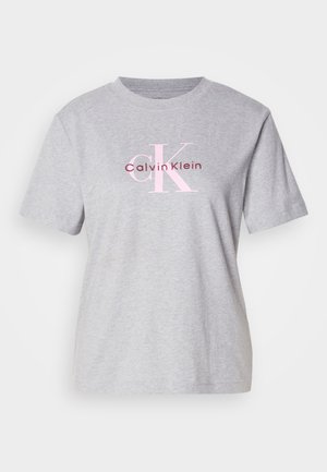 Grå bomull t-skjorte med korte ermer, rund hals, og "Calvin Klein" logo i rosa og kastanje på forsiden.