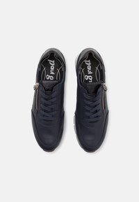 Baskets en cuir bleu marine avec une finition texturée, présentant une fermeture éclair sur le côté, des lacets à l'avant et un col rembourré pour le confort.