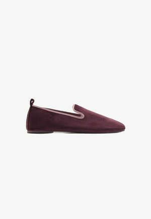 Chaussure à enfiler en velours bordeaux avec un orteil pointu et un contour contrastant en rose clair le long de l'ouverture et du tirant arrière. Texture lisse.