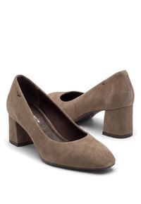 Paire de chaussures pour femmes en daim marron à talon bloc avec bouts ronds fermés, présentée sur fond blanc.