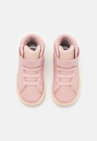 Rosa Kunstleder High-Top Sneaker mit elastischen Schnürsenkeln und Klettverschluss; strukturierte Seitenpaneele und beige Gummisohle.