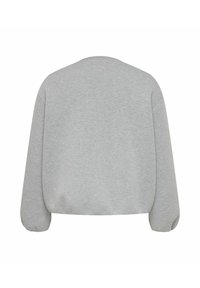 Šviesiai pilkas, ilgomis rankovėmis džemperis su apvalia iškirpte, elastingais rankogaliais ir šiek tiek surinktų apačia, matomas iš nugaros.