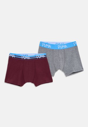 Zwei Paare Herren-Boxershorts, eines in Weinrot und eines in Grau, beide mit blauen elastischen Taillengummis, die weiße "PUMA"-Logos tragen.