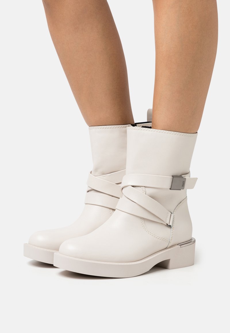 DKNY TAETA STRAPPY BOOTIE Cowboy/biker ankle boot beige Zalando.ie