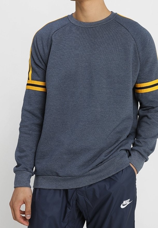 Felpa grigia con maniche raglan, caratterizzata da due righe gialle su ogni braccio. Polsini e orlo a costine, realizzata in un morbido tessuto testurizzato.