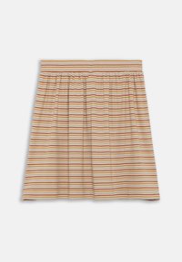 Stripet skjørt med oransje, gule og kremfarger, laget av lett stoff med elastisk midje og rynkede detaljer.