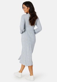 Bubbleroom V-NECK MIDI BUTTON DRESS - Žerzejové šaty - lilac