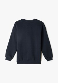 Marinblå sweatshirt med rundad halsringning, långa ärmar, ribbad mudd och mjuk textur, visad bakifrån.