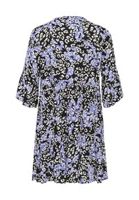 Vestido floral con fondo negro, que presenta un estampado abstracto de leopardo en azul y blanco, mangas cortas acampanadas y dobladillo fruncido.