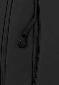 Bolsa de tela negra con una superficie texturizada, que cuenta con un elegante cierre, un mosquetón y una lengüeta para un acceso fácil.