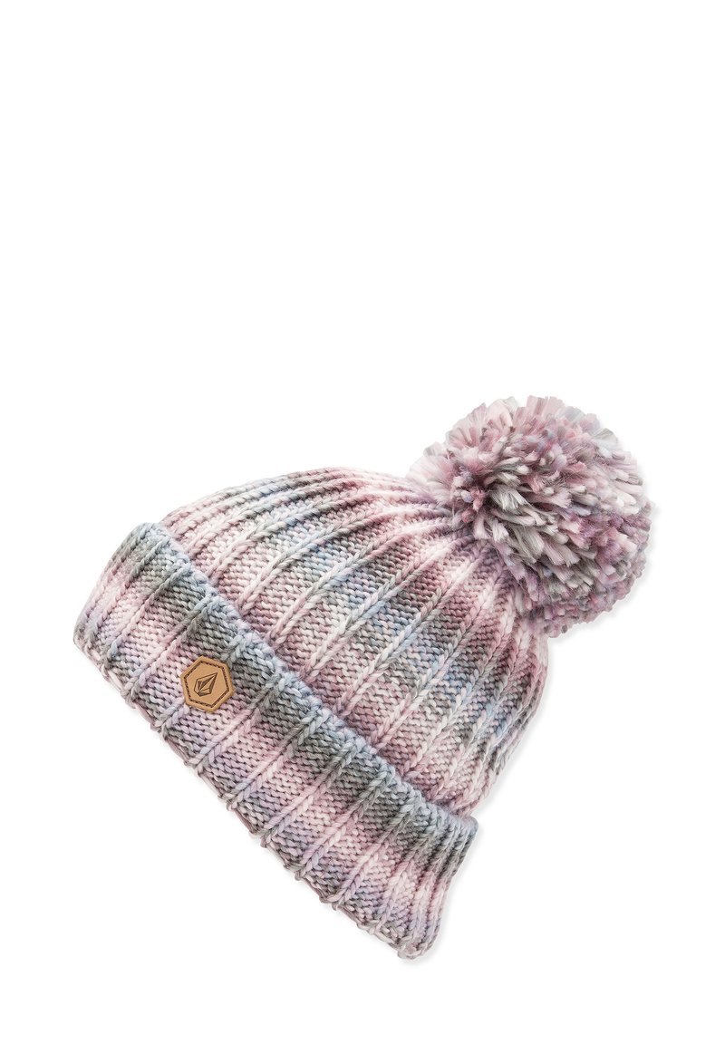 Bonnet en tricot épais dans des couleurs pastel avec un pompon sur le dessus, présentant un motif texturé et un petit logo en bois sur le poignet.