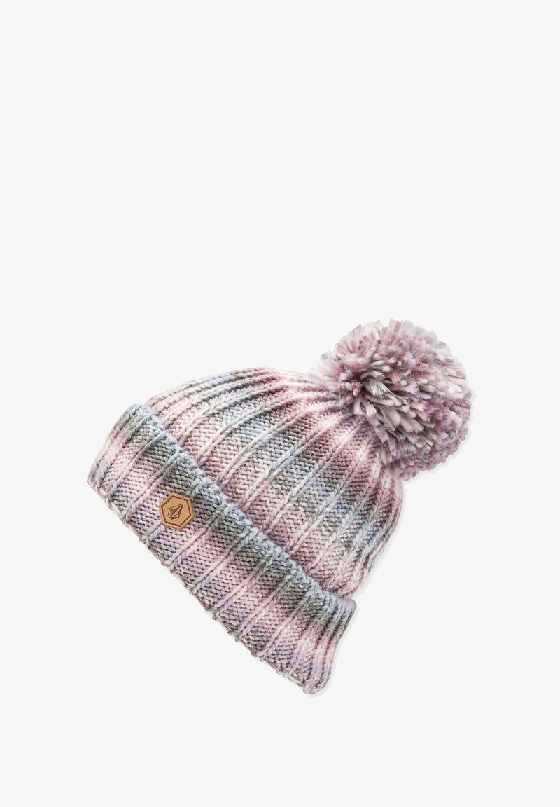 Bonnet en tricot épais dans des couleurs pastel avec un pompon sur le dessus, présentant un motif texturé et un petit logo en bois sur le poignet.