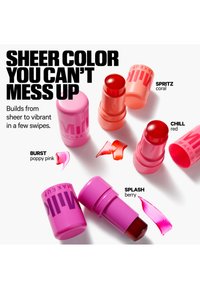 Vier Lippenstifte von Milk Makeup in den Farbtönen Koralle, Rot, Mohnrosa und Beere, jeweils mit passenden Farbmuster neben jedem Stift.