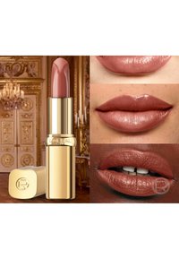 Rossetto nudo in un tubetto dorato, con una parte superiore scolpita. Presenta diverse stesure di rossetto in varie tonalità, che mostrano texture e finitura.