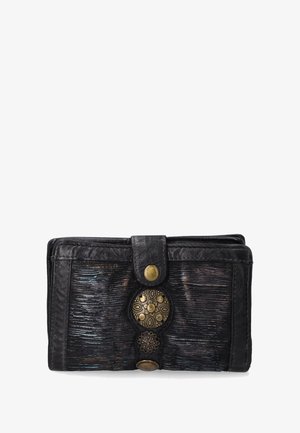 Sorte tekstureret læderpung med tre dekorative metalknapper og tryklås. Har prægede linjer og subtile farvevariationer.