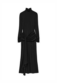 Schwarzes Langarmkleid mit hochgeschlossenem Kragen, gerafftem Drapieren in der Taille und einem fließenden Rock, der bis zum Boden reicht. Glatter Stoffeindruck.