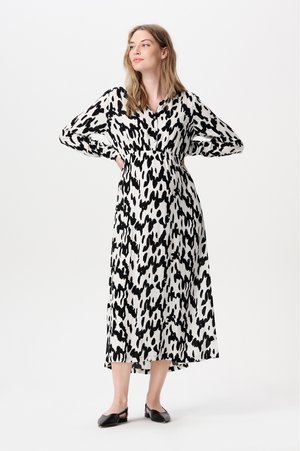 Schwarz-weiß gemustertes Maxikleid mit einer durchgehenden Knopfleiste, langen Ärmeln und einer taillierten Taille. Glatter Stoff mit fließender Form.