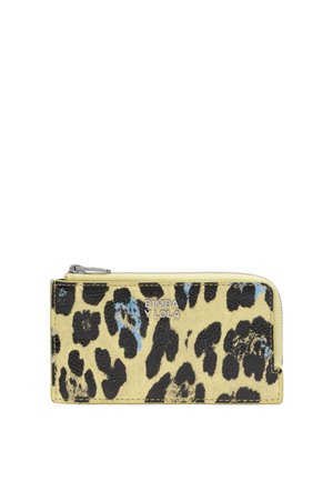 Cartera con cierre que presenta una base amarilla con estampado de leopardo en negro y azul. Hecha de material texturizado, con un logo en la parte frontal.