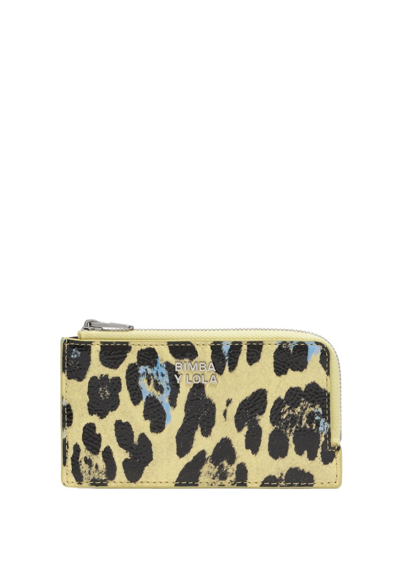 Cartera con cierre que presenta una base amarilla con estampado de leopardo en negro y azul. Hecha de material texturizado, con un logo en la parte frontal.