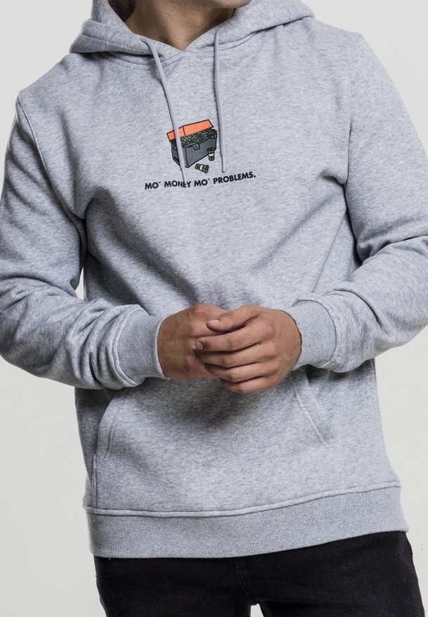 Homme portant un sweat à capuche gris clair avec un motif de tiroir-caisse débordant d'argent liquide et le texte "MO' MONEY MO' PROBLEMS" sur la poitrine.