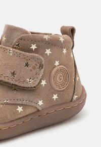 Gioseppo BAREFOOT WITH STARS - Zīdaiņu apavi - taupe