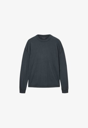 Donkergrijs shirt met lange mouwen en ronde hals, met geribbelde boorden en eenvoudige stikseldetails, plat uitgevouwen op een witte achtergrond.