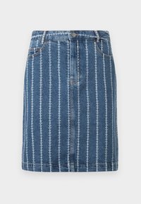 Jeansrok met verticale witte strepen, voorzien van een tailleband, voorzakken en een rechte snit. Blauwe stof met een licht vervaagde textuur.