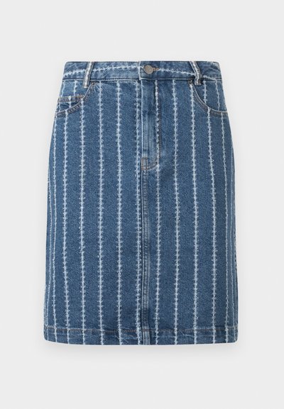 Denim svārki ar vertikālām baltām svītrām, ar jostasvietu, priekšējām kabatām un taisnu griezumu. Zila auduma ar nedaudz izbalējušu tekstūru.