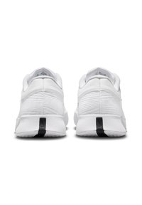 Weiße Sportsneaker mit einem strukturierten Mesh-Obermaterial, gepolstertem Kragen und schwarzem Akzent an der Ferse. Niedrigprofil-Silhouette und Gummilaufsohle.
