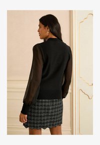 Atlasīts, black funnel neck