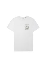 Weißes Baumwoll-T-Shirt mit einem rechteckigen Patch. Der Patch zeigt den Text "Fishing Therapy" mit Pflanzenillustrationen und dem Markennamen.