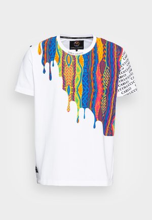 T-shirt bianca a maniche corte con motivo astratto a gocce colorate sulla parte superiore anteriore e sulla manica destra, con stampa del testo "Carlo Colucci".
