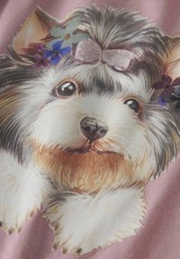 Grafik eines stylischen Hundes mit hellbraunem und weißem Fell, der eine pinke Schleife und bunte Blumen auf dem Kopf trägt, vor einem pinken Hintergrund.