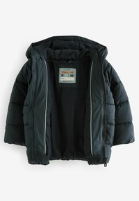 Sort puffer-jakke med hætte, der har en glat overflade, lynlås lukning, ribbede manchetter og en elastisk bund. Indvendigt er der en label.