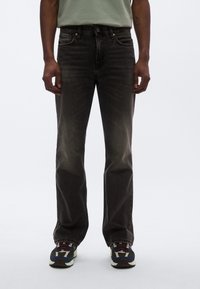 Dunkelgraue gerade geschnittene Jeans mit verwaschenem Finish, ausgestattet mit Knopf- und Reißverschluss, fünf Taschen und kontrastierenden Nähten.