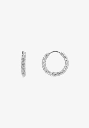 Srebrne kolczyki w kształcie kółek z teksturowaną, wielokątną powierzchnią. Okrągły kształt z bezpiecznym zapięciem na zawias, prezentujący polerowane wykończenie.