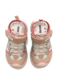 Zapatillas ligeras que presentan una combinación de colores melocotón y menta, parte superior de malla, cordones elásticos y una correa de Velcro. Suela de goma texturizada.