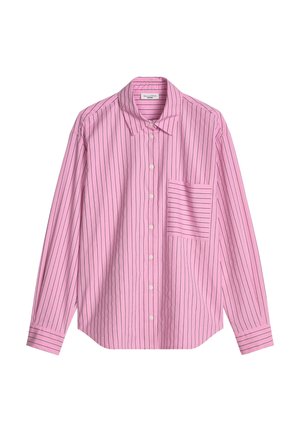 Lyserød skjorte med knapper med sorte lodrette striber, lange ærmer, en krave og en brystlomme med vandrette striber.