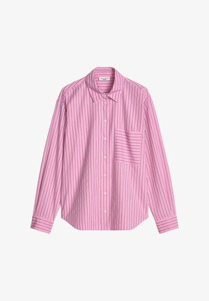 Růžová košile na knoflíky s černými vertikálními pruhy, dlouhými rukávy, límečkem a náprsným kapsou s horizontálními pruhy.