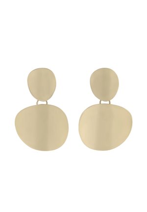 Kolczyki z metalu w kolorze złotym o abstrakcyjnym, organicznym kształcie, z mniejszym owalem na górze połączonym z większym, nieregularnym owalem u dołu.