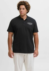 Schwarzes Polohemd mit einer Knopfleiste mit drei Knöpfen und kurzen Ärmeln. Verfügt über ein Markenlogo auf der linken Brust und einen glatten Baumwollstoff.